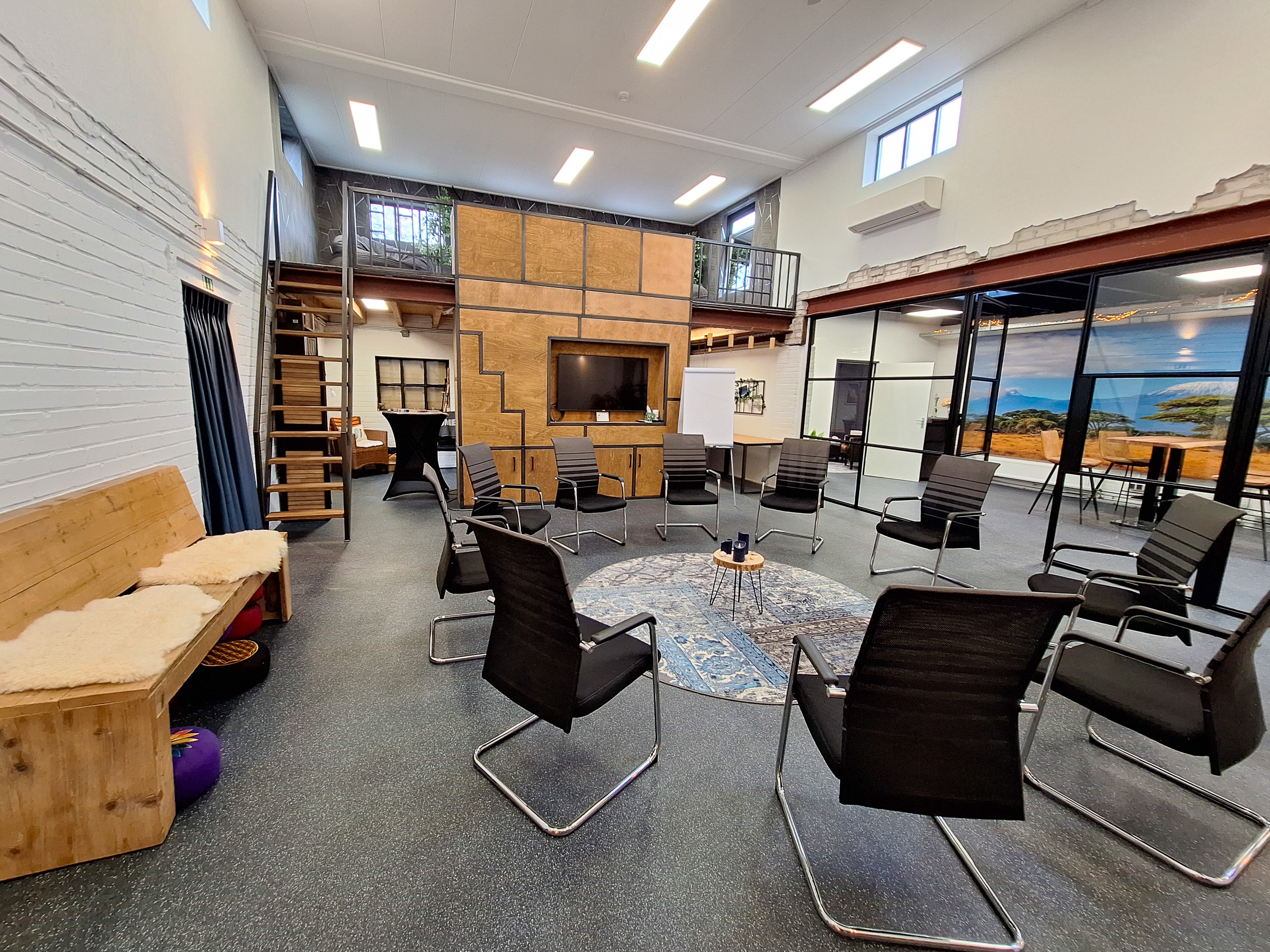 Grote, hoge coach ruimte